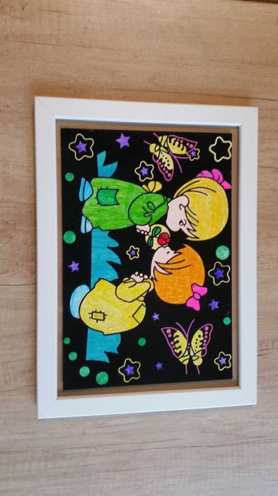 Няколко картини, рисувани на ръка, подходящи за детска стая.