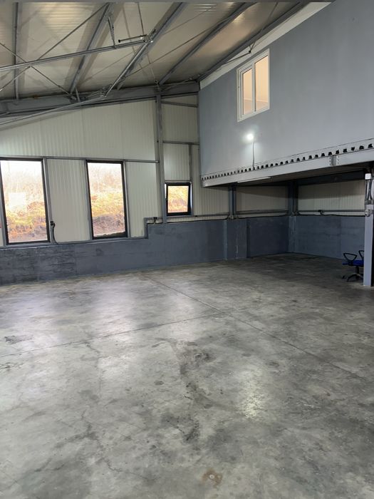 Inchiriez hala metalica