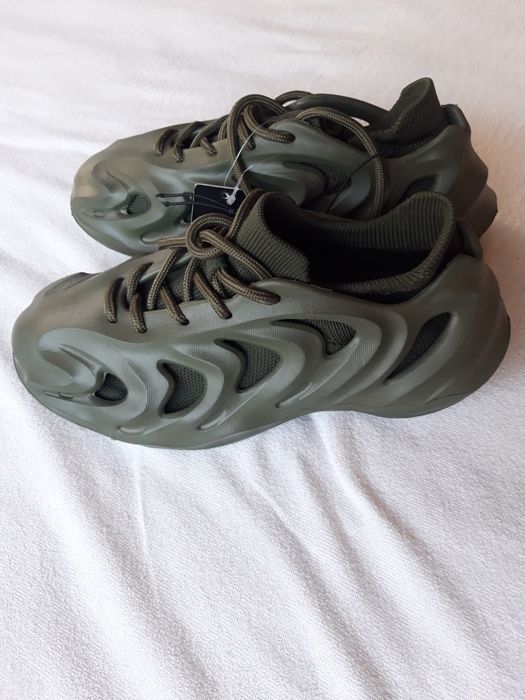 Нови обувки с чорап