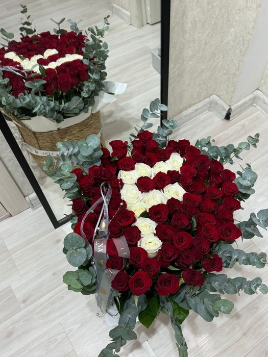 Розы в корзине с буквой