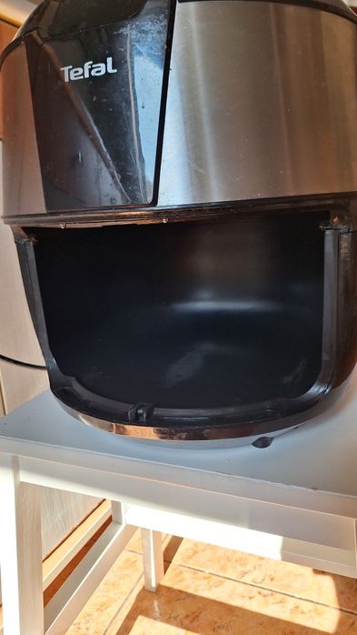 Vând Friteuza Easy Fry Tefal XXL EY701D15, 1850W 1,6Kg Tehnologie 3D air -pulse.8 programe preset + reglaj manual