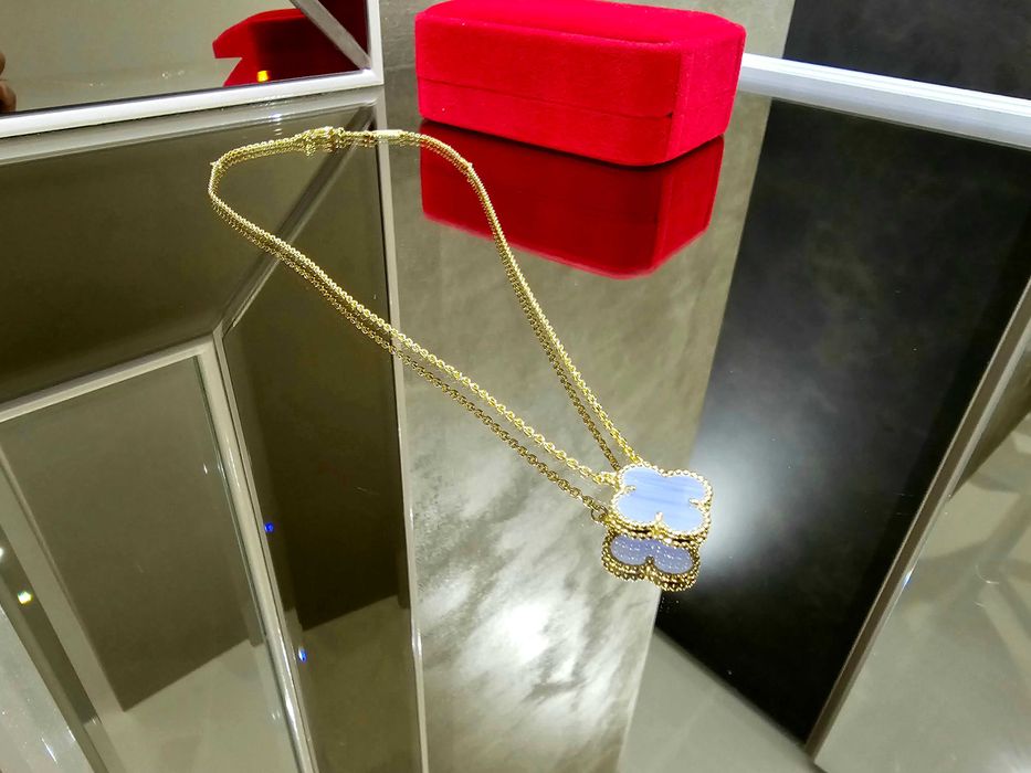 Van Cleef & Arpels VCA Gold Chalcedony Alhambra Clover Дамско Колие