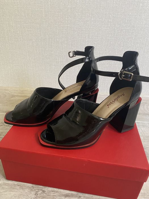 Продам босоножки