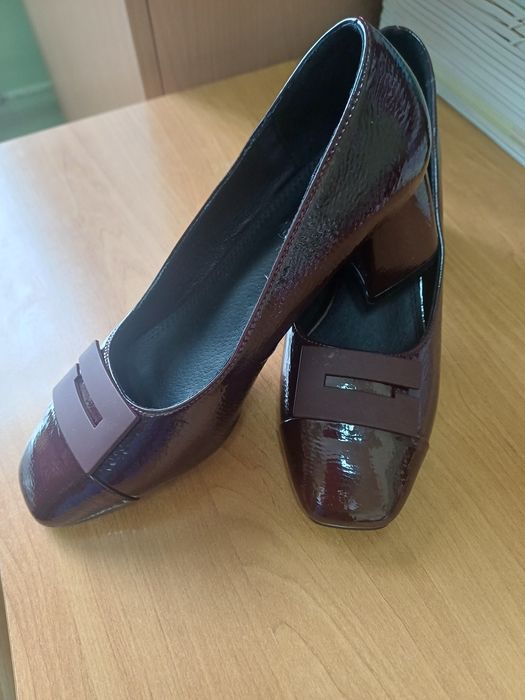 Дамски лачени обувки 2 бр.