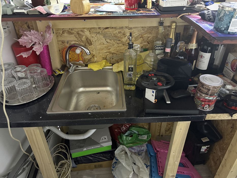 Vand bar cu tot cu scaune