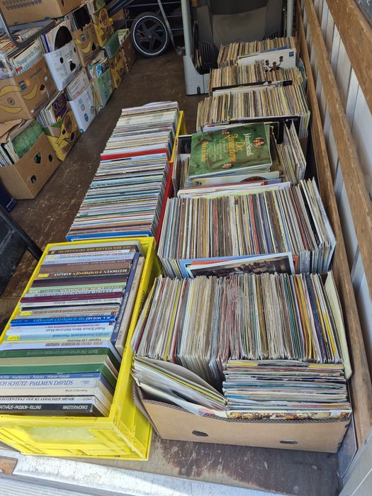 Vând colecție de 200 de discuri vinil cu muzică clasică mixtă. Discuri
