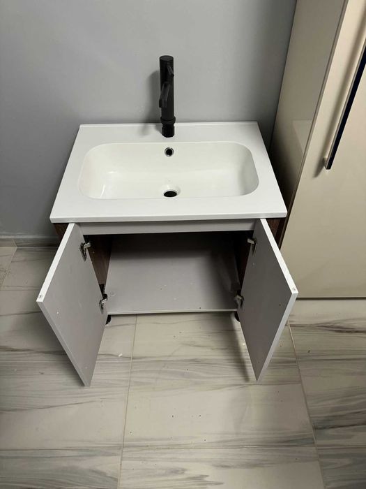 Шкаф за баня с мивка и батерия