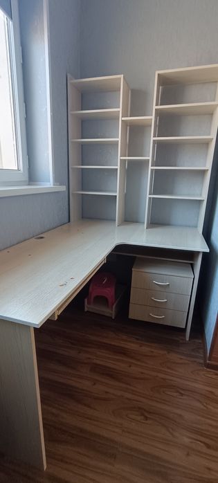 Продается компьютерный стол, будуар.