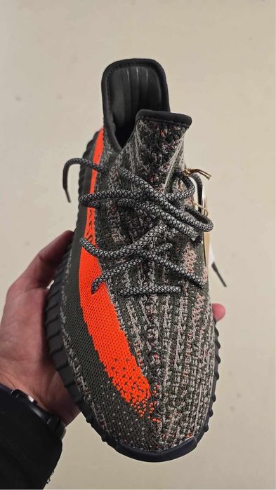 Yeezy 350 v2 carbon beluga NOI