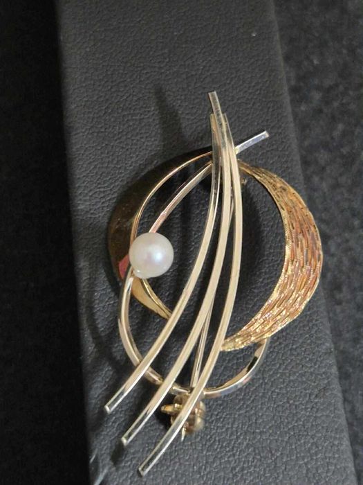 Златна брошка с естествена перла - 4.84гр