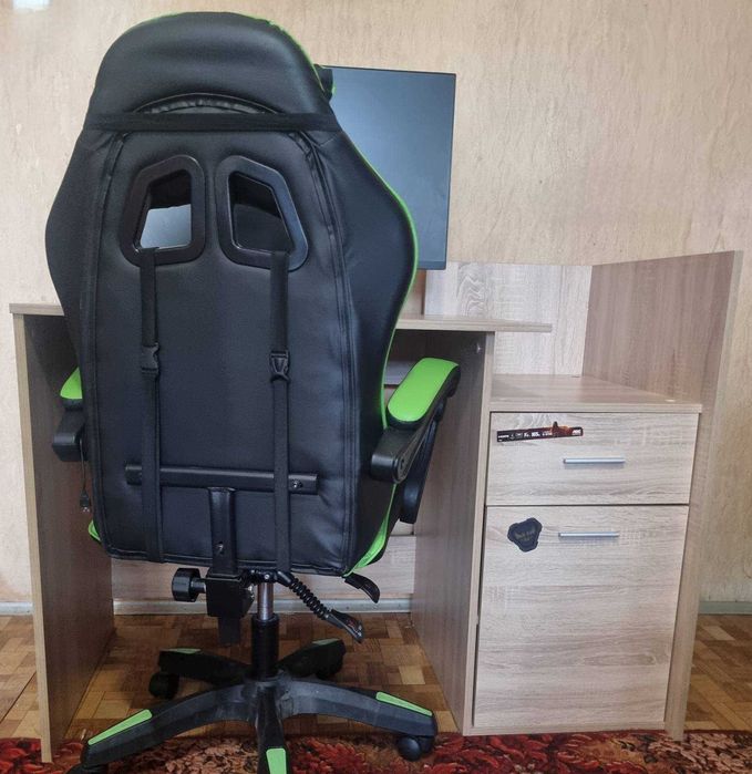 Геймърски монитор, бюро , геймърски стол