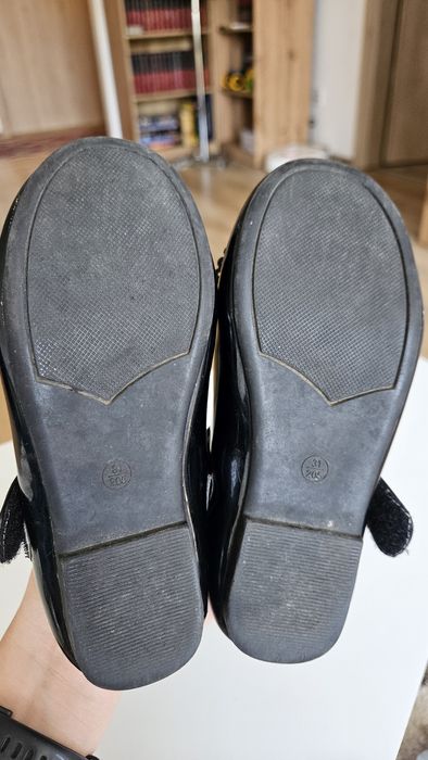 Pantofi negri de lac cu fundiță