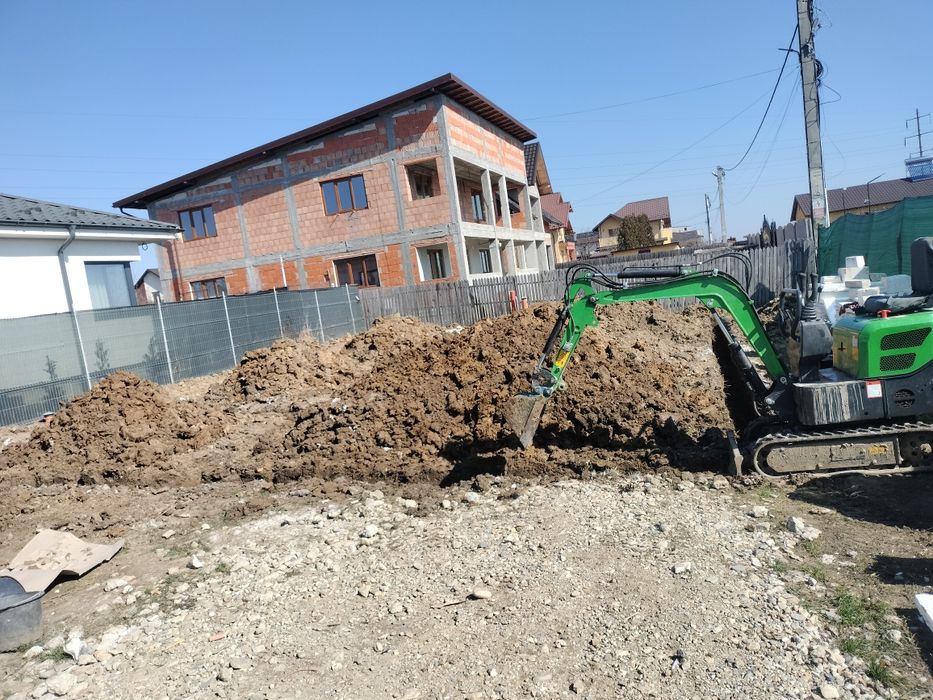 Închiriez mini excavator