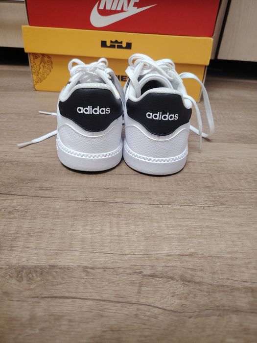 Adidași foarte frumoși, în stare foarte bună