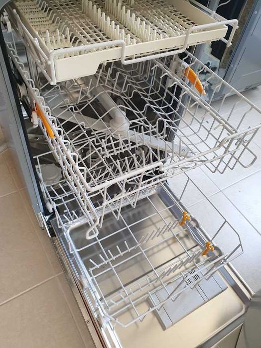 Miele Съдомиялна - 9 Комплекта - Пълно Вграждане - 45см - Тясна