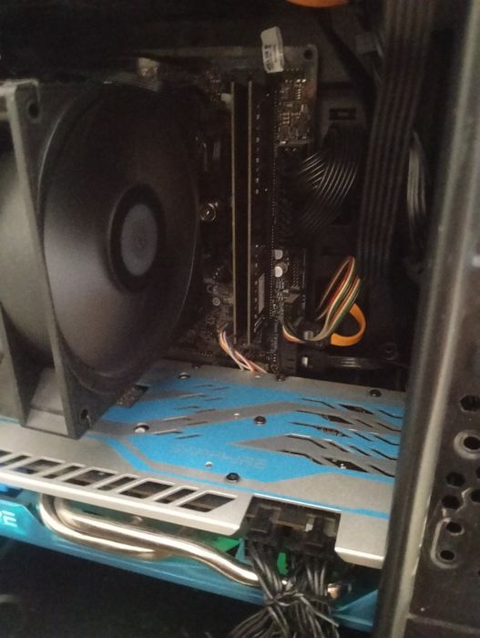 Компьютер (вероятно игровой)