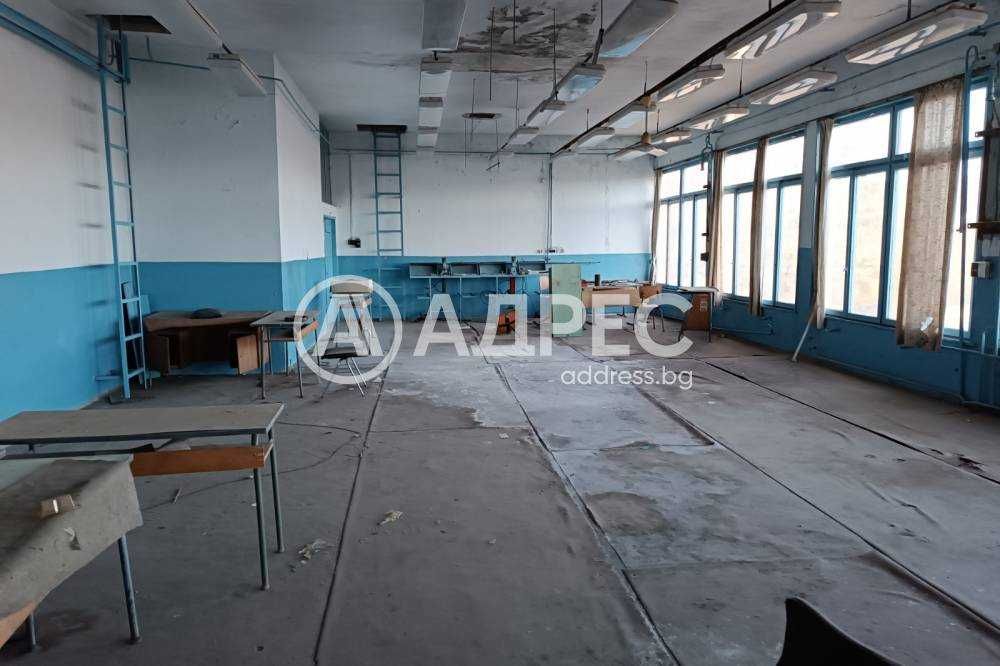 Продава се Промишлена сграда в Разград, Център - 2630 кв.м за 137 €/кв.м - Снимка #4