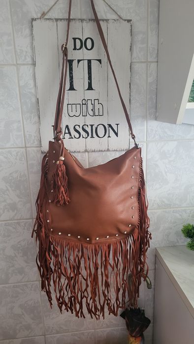 Geantă damă boho cu franjuri – maro cognac
