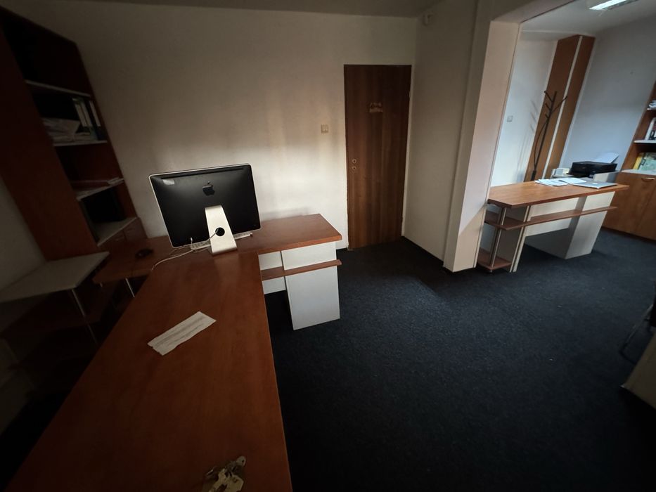 Vand mobilier complet pentru birou compus din birouri, biblioteci, etc