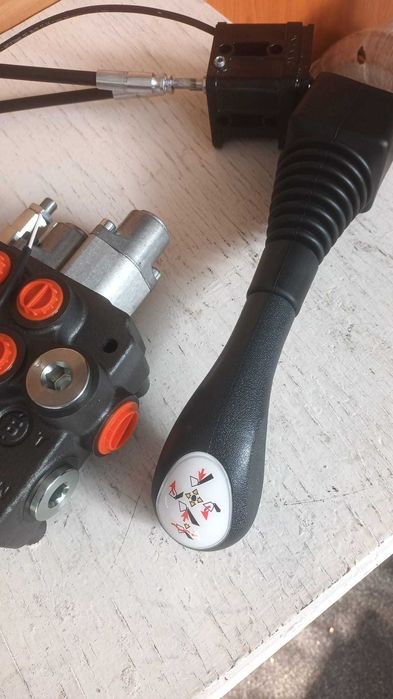Distribuitor cu 2 manete 80l/min cu joystik