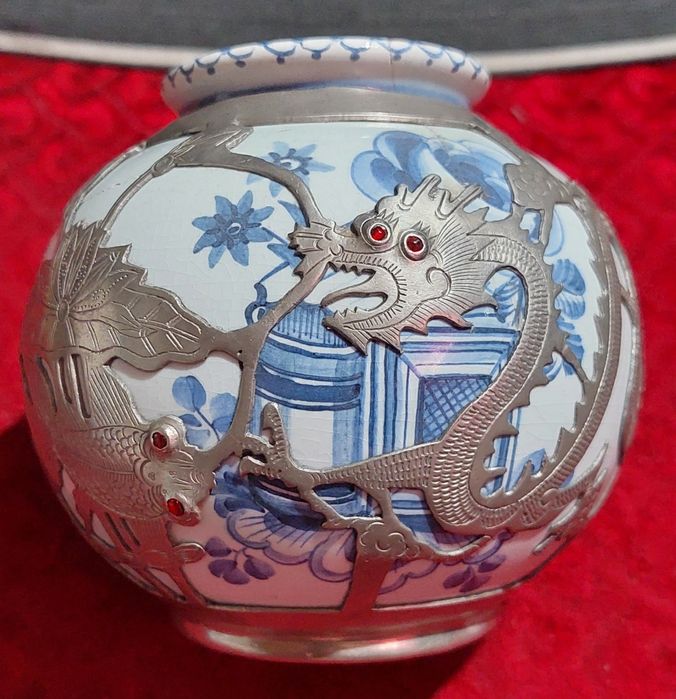 Кувшин Драконы и Рыбы ползающие по кувшину