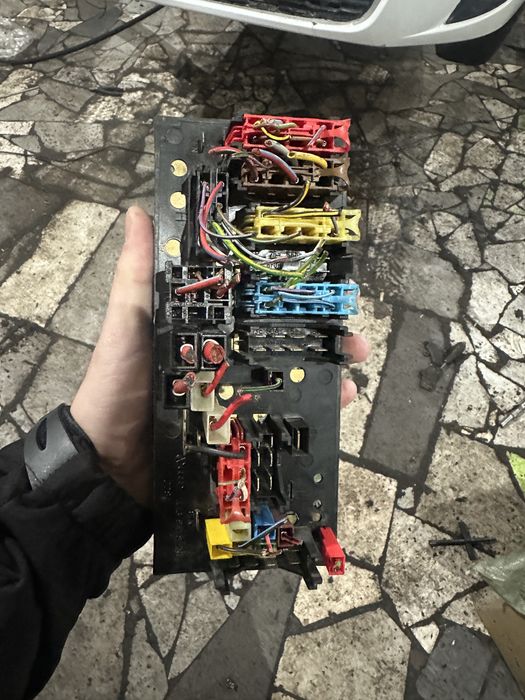 Блок предохранителей  ауди 80 б4