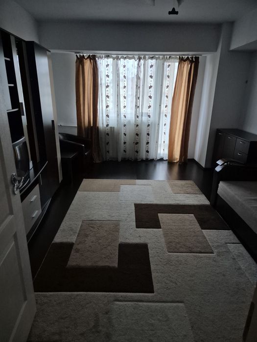 Inchiriez apartament cu 3 camere- Blv. Banu Manta