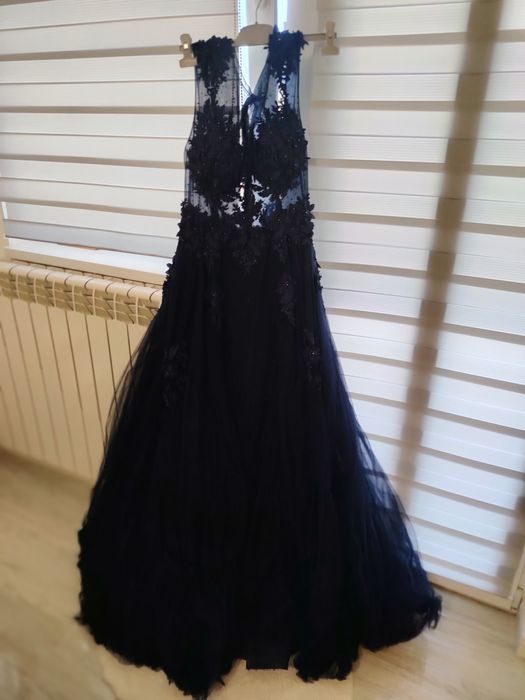 Vând rochie model deosebit
