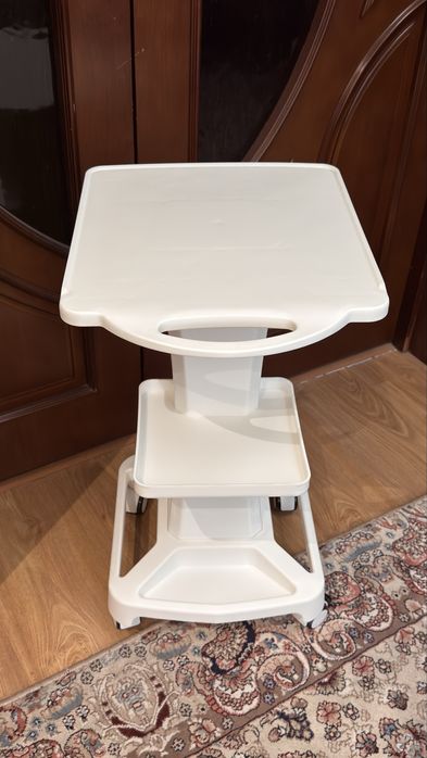 Kosmetologik yordamchi tumba gildiraklik.Тележка медицинская косметоло