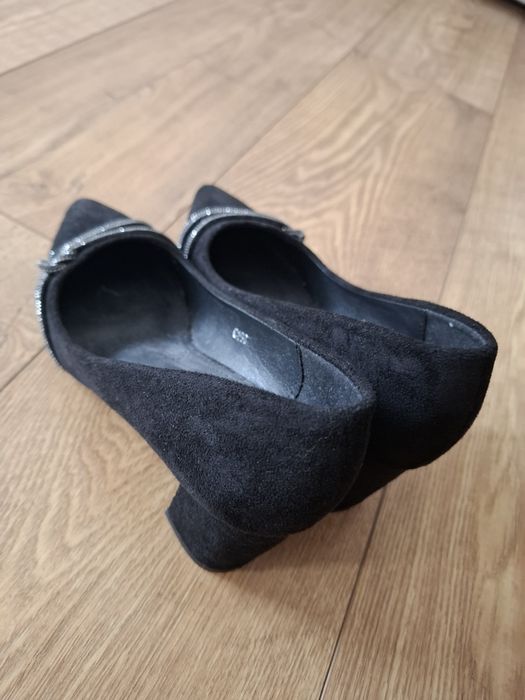Vand pantofi cu toc