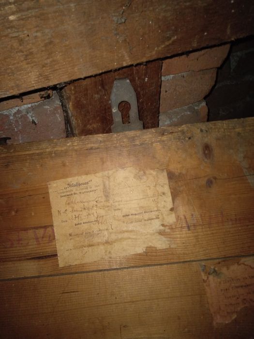 Lada de lemn veche .