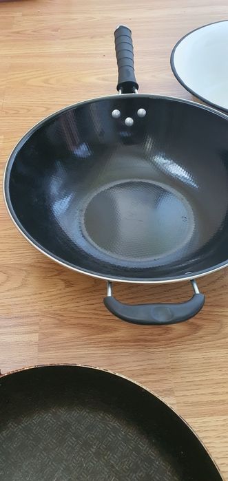 Сковородки , эмалированные тазики , кухонная утварь