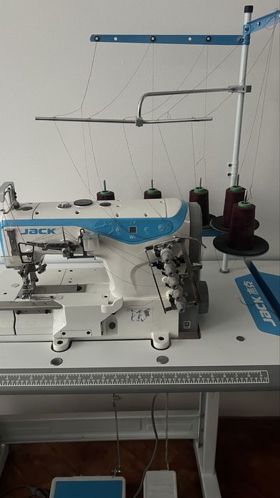 Продаеться промышленный оверлог+ стол