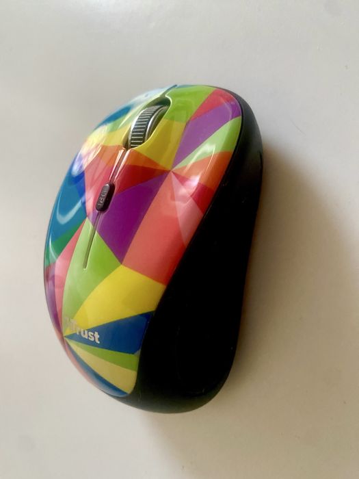 Trust Yvi FX Wireless Mouse - Multicolor cu LED și USB receiver