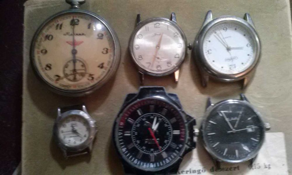 Часовник електронен стенен будилник , ръчен механичен работещ