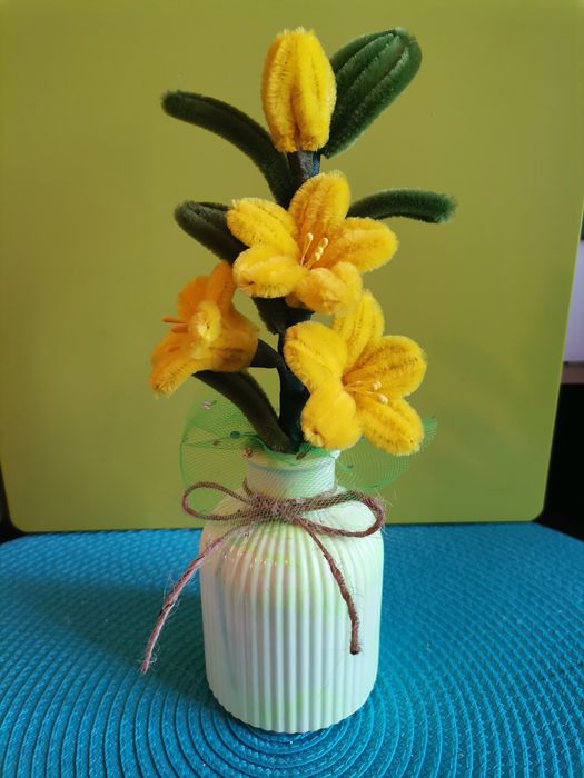 Керамична кашпа с цвете