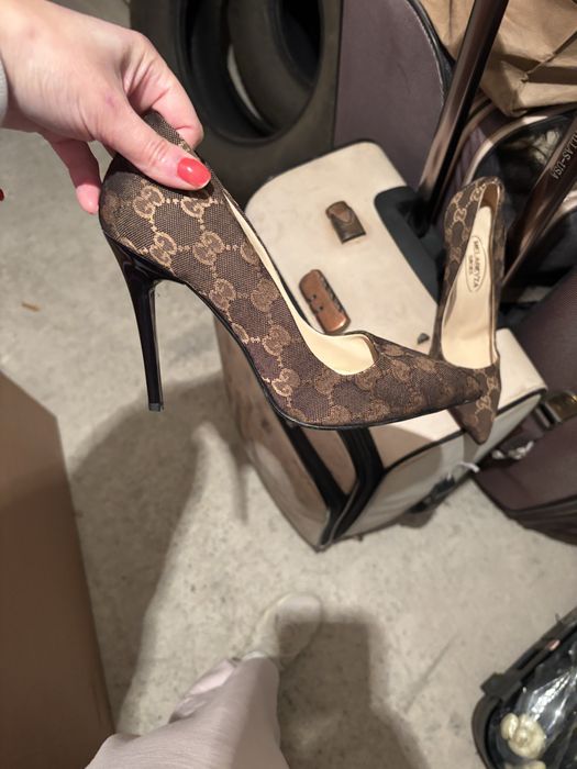 Vand pantofi superbi