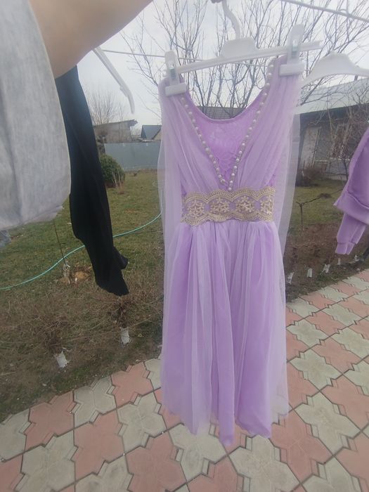 Продам платья и костюмы