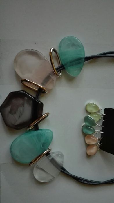 Обеци и колие