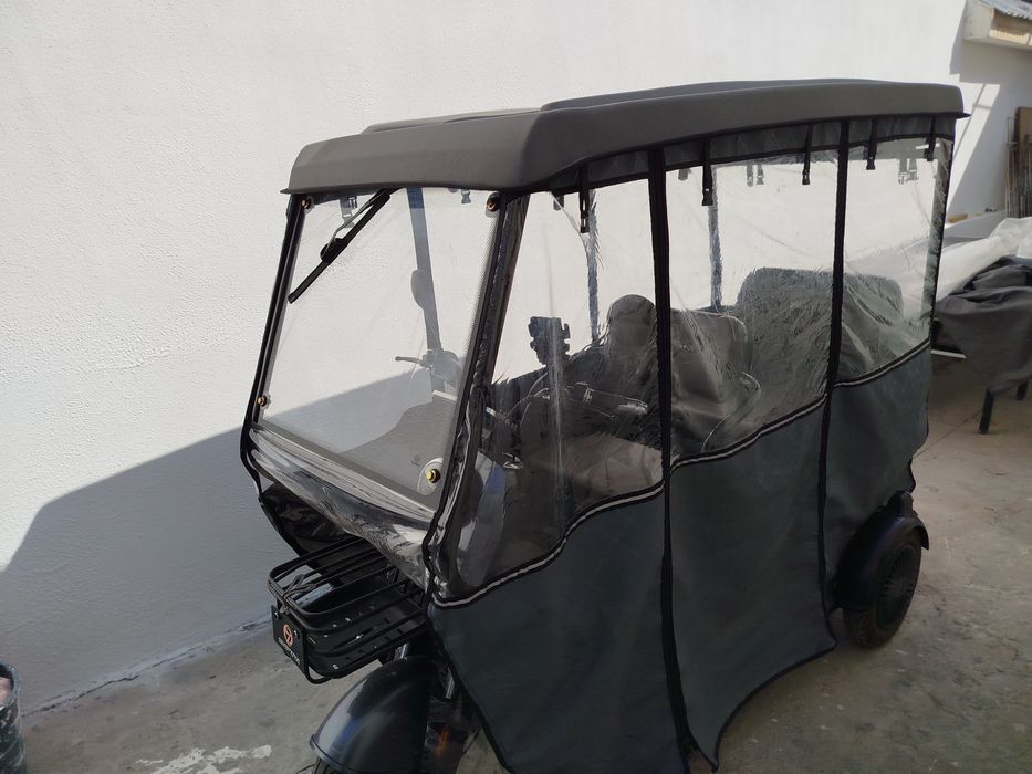 Электро трицикл (трёх колесный скутер) на 3 человека с крышкой- чехлом