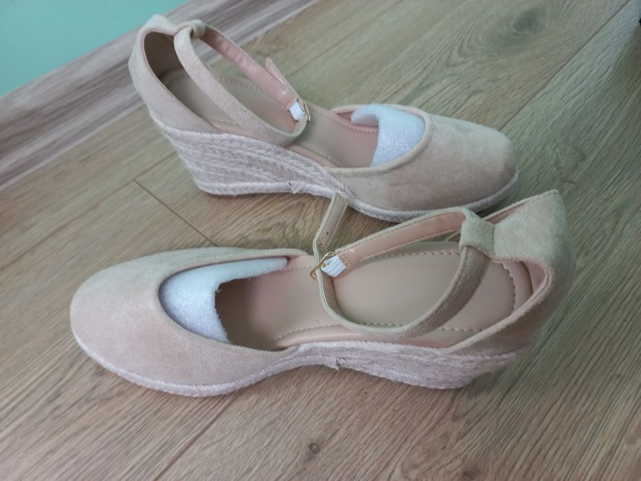 Дамски обувки на платформа с каишка