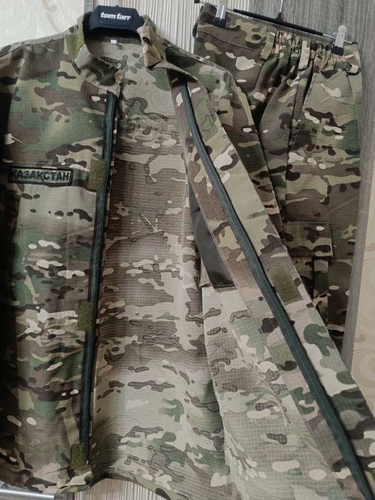 Военная форма, футболка, берцы.