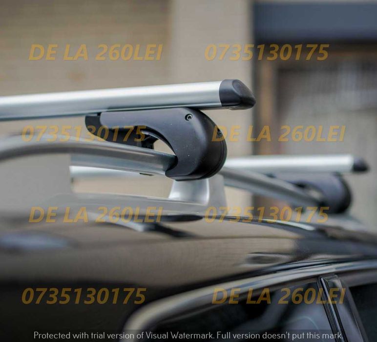 Автомобиль с багажником на крыше в путешествии