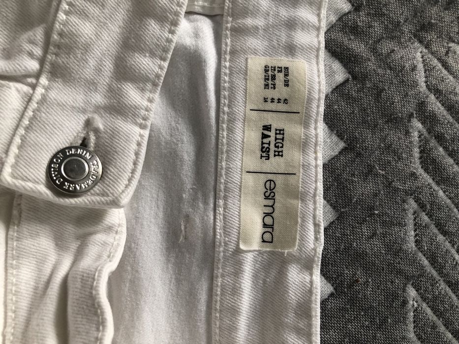 Джинсовая юбка белого цвета.