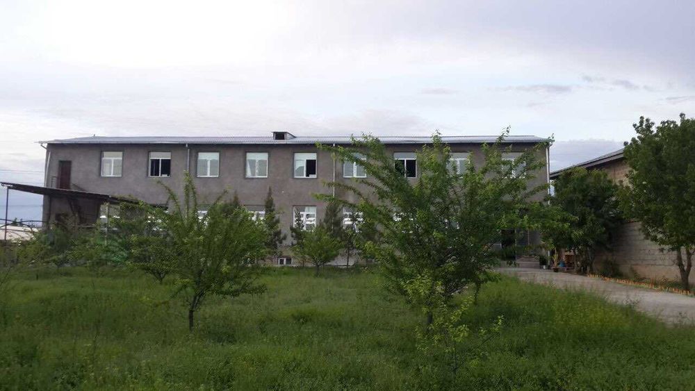 Продаётся объект 20 соток, с двумя этажами и подвалом(1050 Км.м )