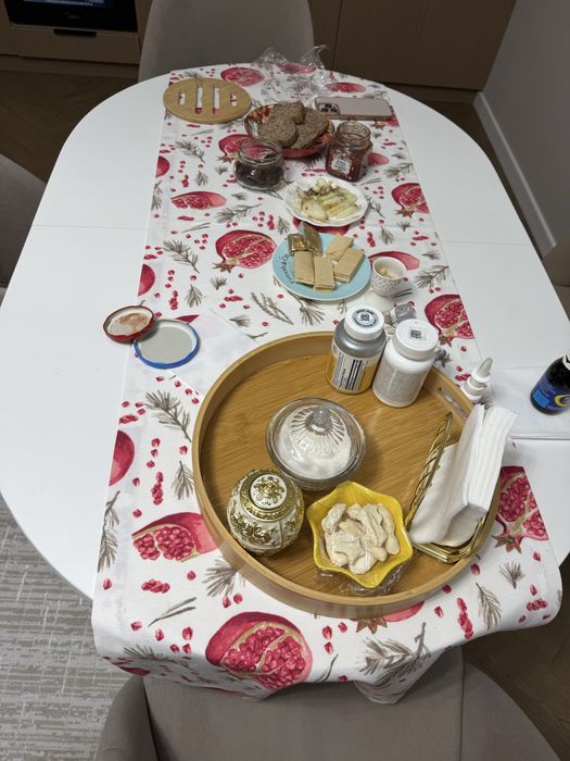 Стол и стулья для гостиной