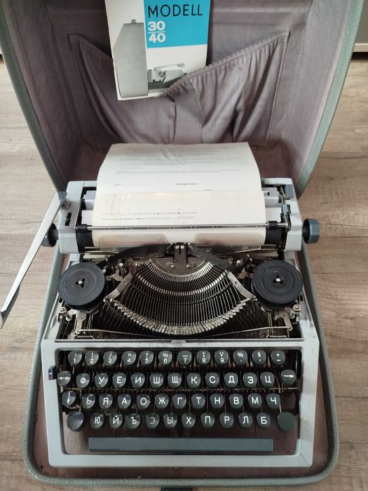 стара пишеща машина- кирилица