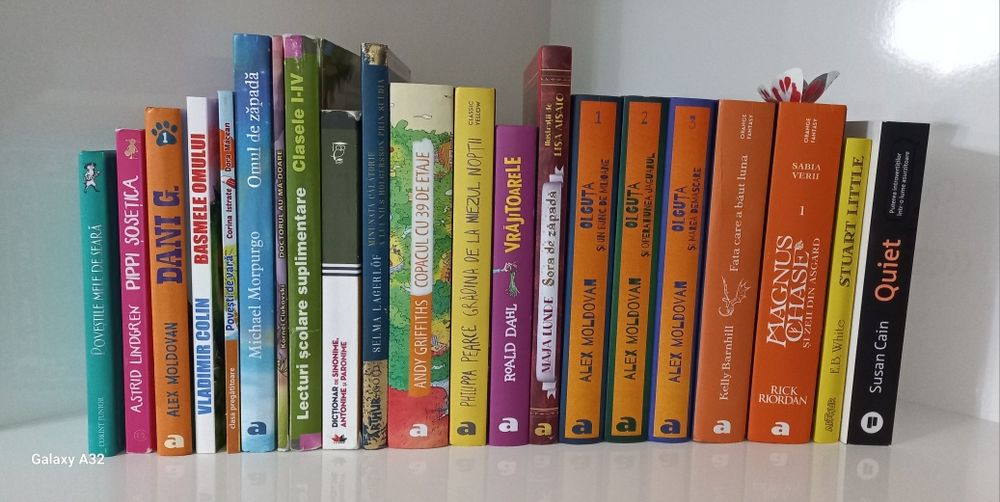 Vând carti pentru copii și adolescenți