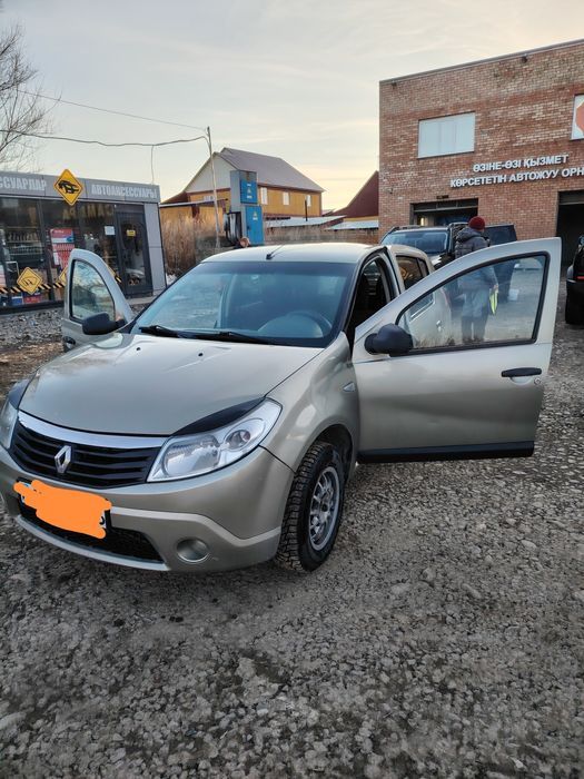 Машина Renault Sandero