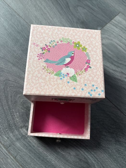 Кутия с музика.